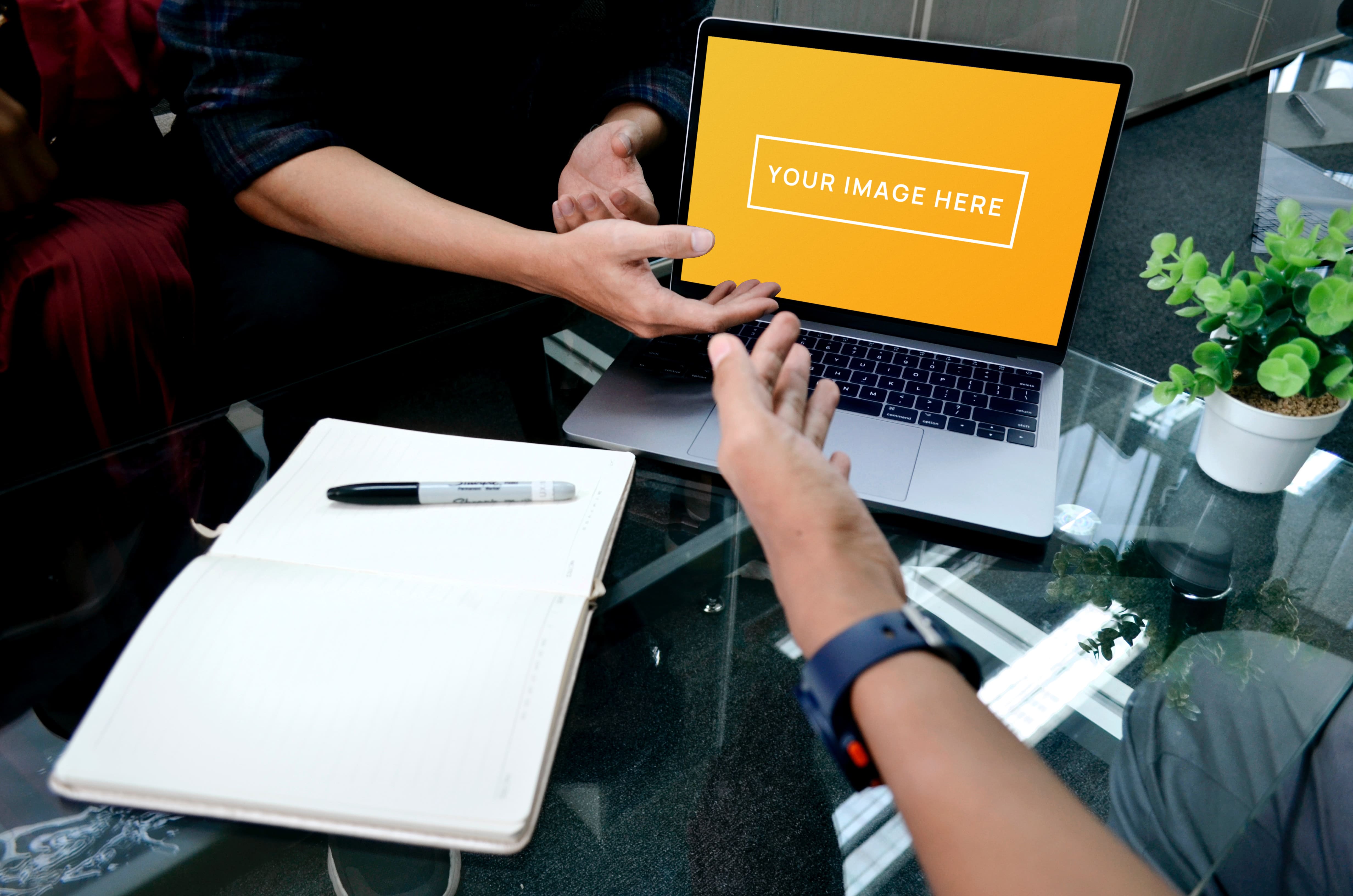 Laptop_Screen_Mockup_Persons_Conversation